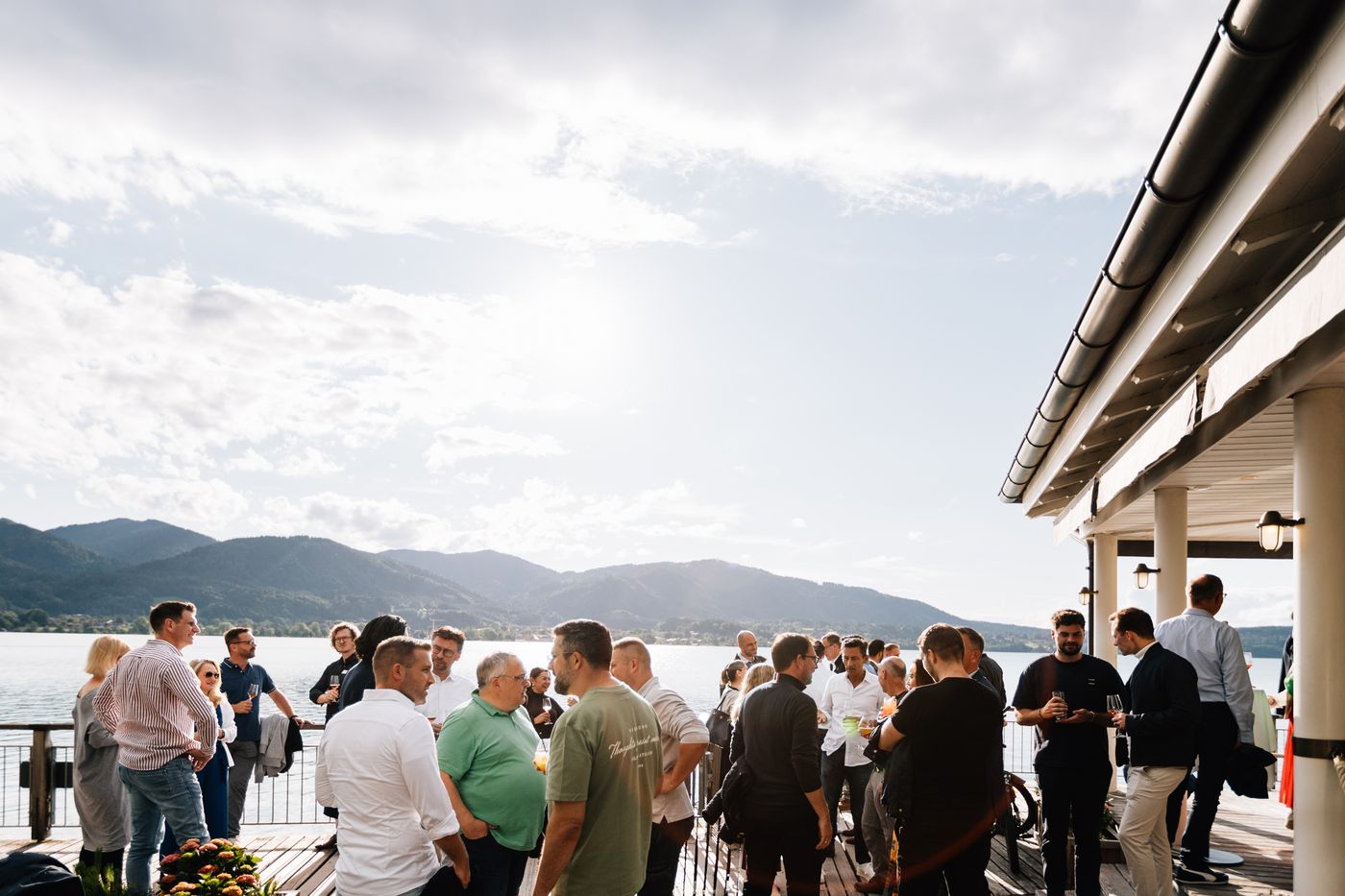 Get-together auf der Seeterrasse mit Bergpanorama