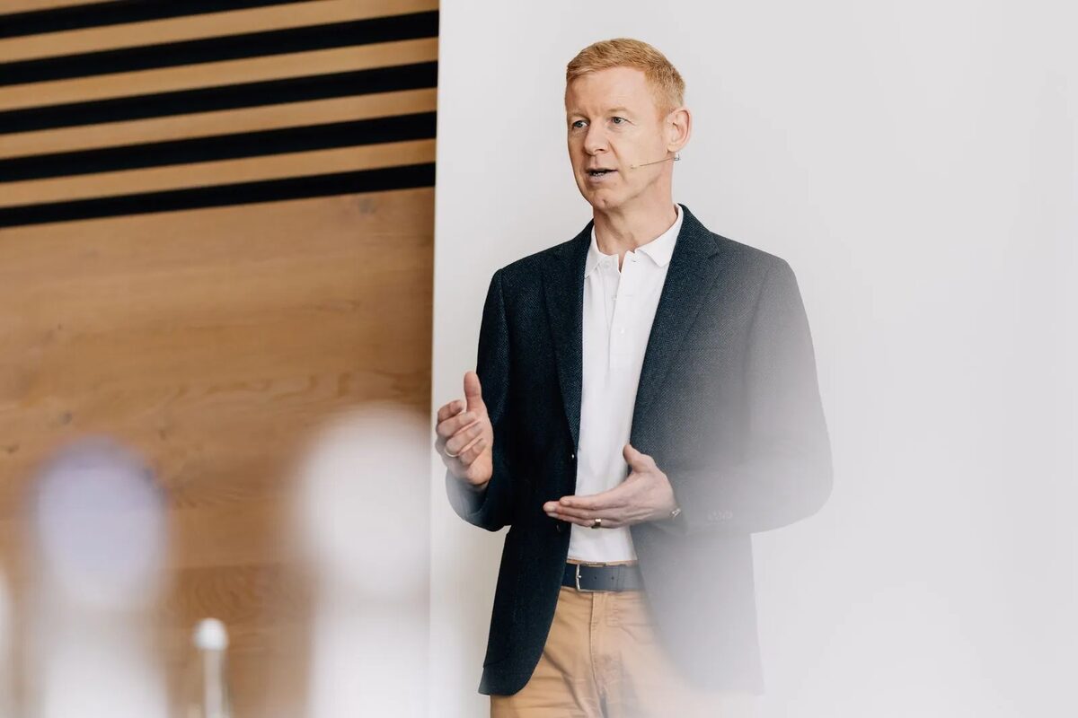 Teilnehmerin meldet sich bei einem Mastermind-Seminar des Clubs