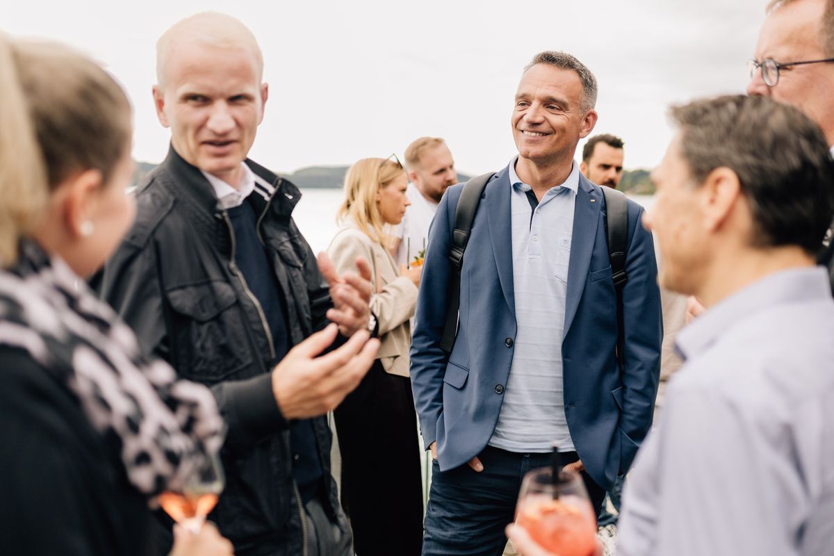 Investoren im intensiven Austausch bei einem Club-Event am Tegernsee